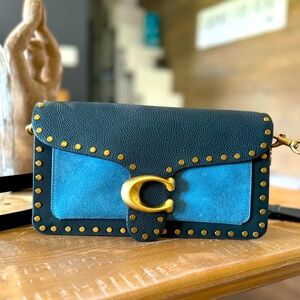 Authentic COACH cross body purchased back in the summer. Good as new!